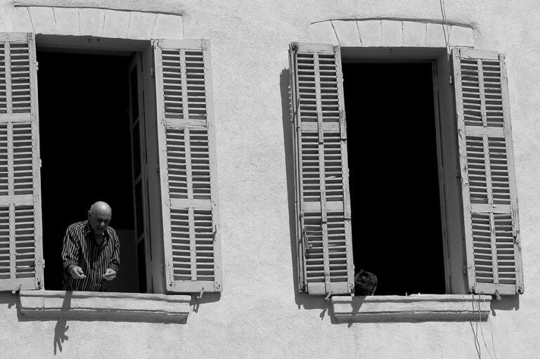 Portfolio - Atmosphère mystérieuse : Jeune garçon parmi les arbres, émergeant de la brume, une photographie en noir et blanc contrastée. Un moment capturé par le photographe de mariage pour capturer des émotions authentiques.