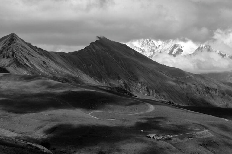 Portfolio - Émotions intemporelles : Paysage de montagne dans les Alpes, capturé en noir et blanc. Le regard authentique du photographe de Toulouse, spécialisé dans les mariages élégants.