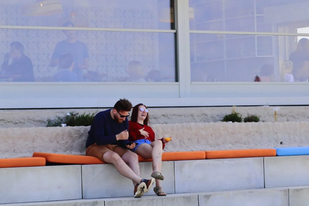 couple au café sur une page de surfeur à Biarritz