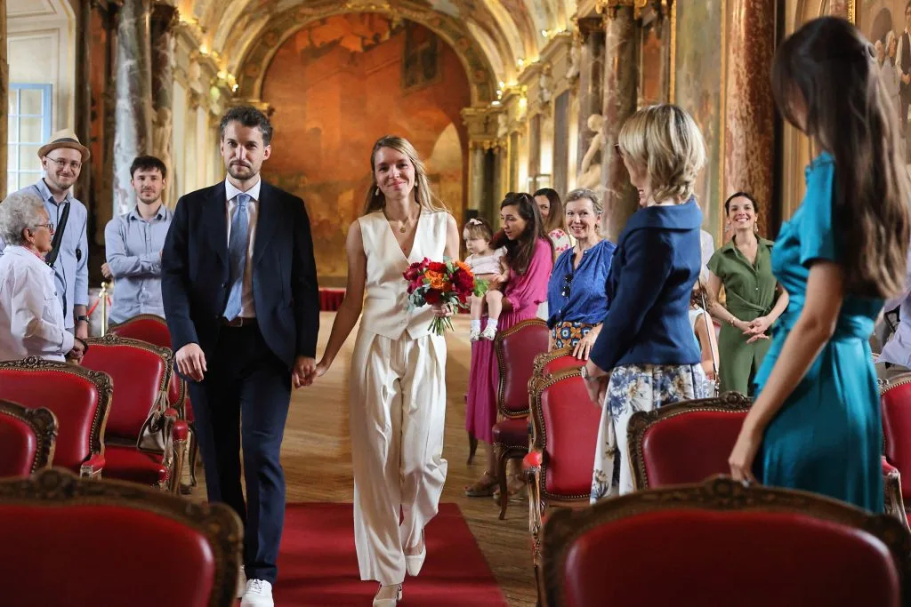 Découvrez cette magnifique photographie de mariage prise à la mairie de Toulouse, dans la somptueuse salle des Illustres. Le couple, chic et élégant, est entouré de leurs invités pour célébrer leur union. En tant que photographe de mariage en Haute Garonne, je suis passionné par mon métier et je m'investis pleinement pour saisir avec créativité chaque moment magique de cette journée inoubliable. Mon approche consiste à travailler en étroite collaboration avec les futurs mariés pour comprendre leur vision et leurs attentes, et devenir leur complice de l'ombre le jour J. Je suis là pour créer avec vous une expérience de mariage mémorable et authentique, où chaque détail compte pour immortaliser des souvenirs qui reflètent votre amour. Si vous êtes à la recherche d'un photographe de mariage à Toulouse, n'hésitez pas à me contacter pour discuter de vos attentes et élaborer ensemble une offre personnalisée.