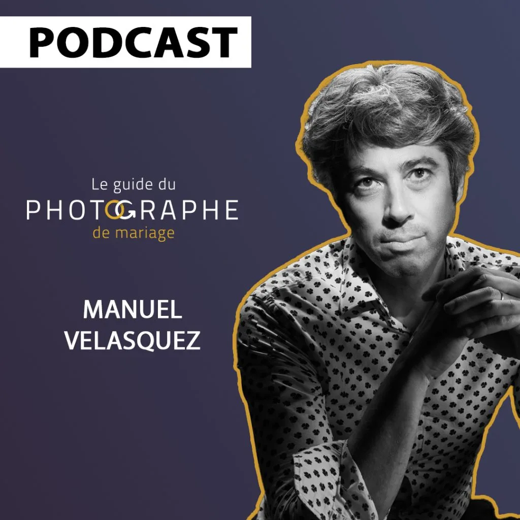Sur cette image, on voit Manuel VZ, photographe de mariage, en noir et blanc. Il porte une chemise à motifs et a les bras croisés, affichant une expression sérieuse et professionnelle. Le fond est sobre, mettant en valeur le sujet principal. En haut à gauche, le mot 'PODCAST' est écrit en majuscules, indiquant le format du contenu. À côté de Manuel, le texte 'Le guide du PHOTOGRAPHE de mariage' est visible, soulignant le thème du podcast. En bas à droite, son nom 'MANUEL VELASQUEZ' est écrit en majuscules, confirmant son identité