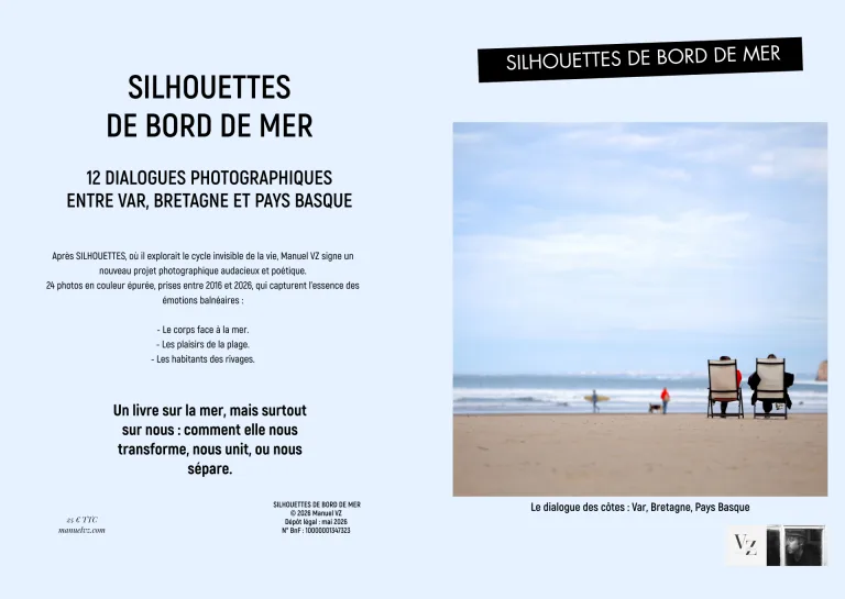 4ème de couverture du livre Silhouettes de bord de mer : deux silhouettes assises sur une plage, accompagnées du texte de présentation du livre. Une image qui résume la quête de Manuel VZ : comment la mer nous transforme, nous unit ou nous sépare.