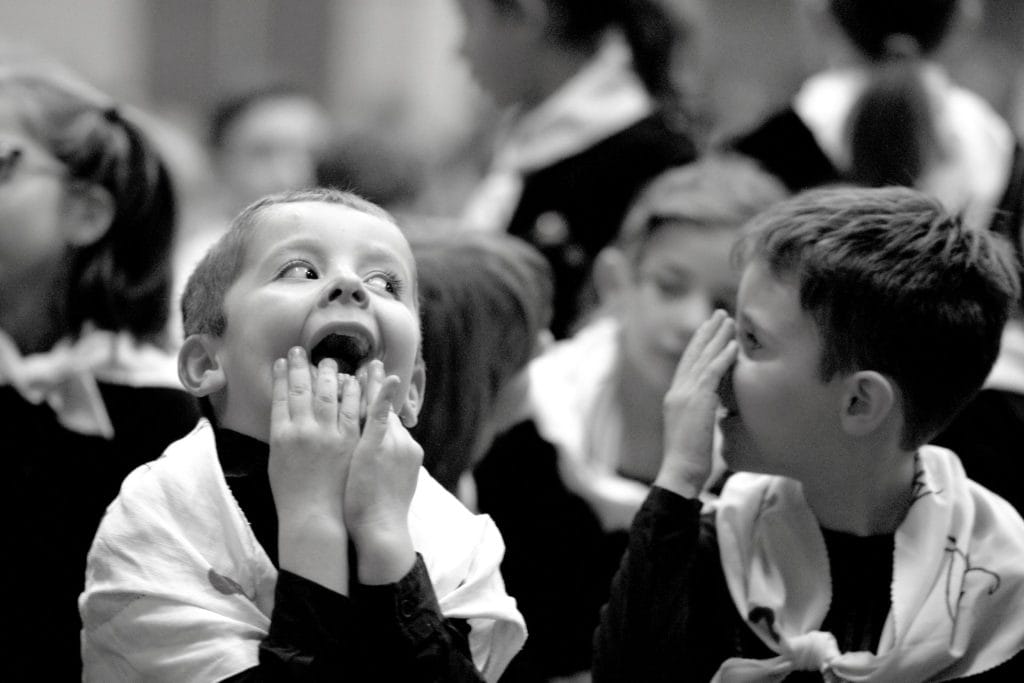 Deux enfants riant aux éclats, série L’Insouciance Vagabonde, photographie en noir et blanc de Manuel VZ