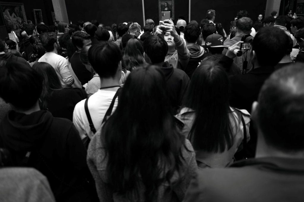 Foule anonyme en noir et blanc, série Silhouettes Parisiennes, photographie documentaire de Manuel VZ