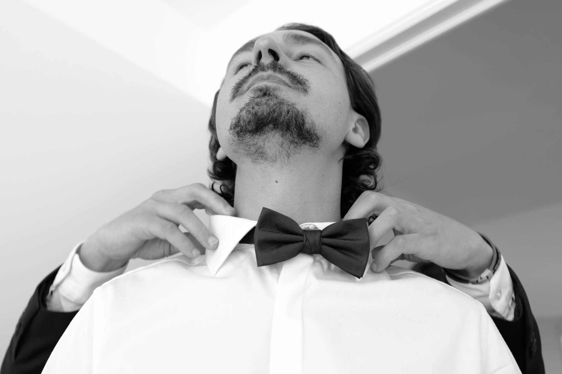 Un portrait intime lors des préparatifs du mariage en Haute-Garonne. Mon objectif ? Capturer la joie et l’élégance de chaque moment, pour un rendu naturel et sophistiqué.