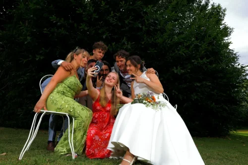 séance photo de groupe avec les témoins de la mariée