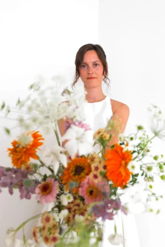 portrait de la mariée après l'enfilage de la robe